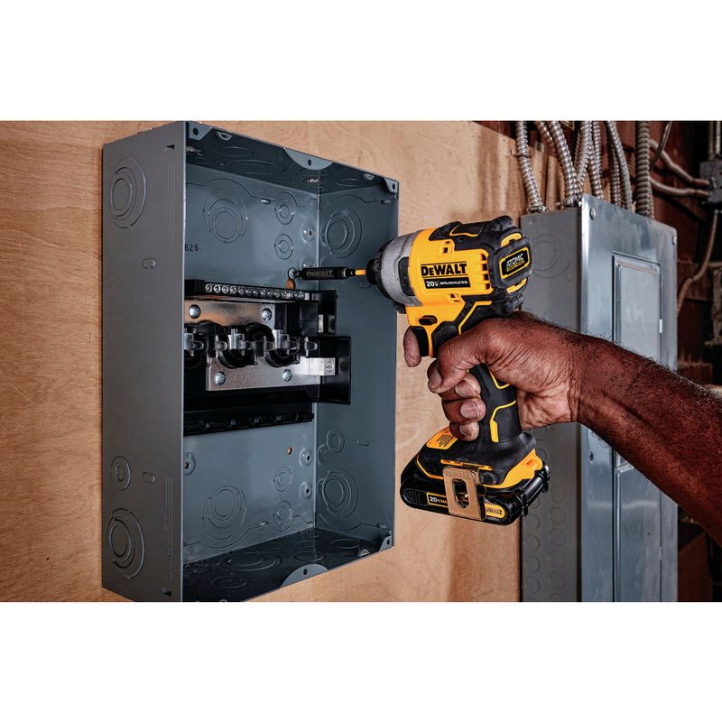 parafusadeira-de-impacto-1-4-dewalt-dcf809d2-br-com-bateria-e-carregador-06