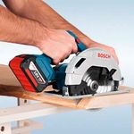 kit-serra-tico-tico-gst-18v-li-e-serra-circular-6-1-2pol-gks-18v-57-bosch-com-2-baterias-18v-4ah-carregador-e-bolsa-220v_09