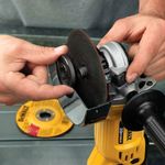 esmerilhadeira-angular-4-1-2pol-dewalt-20v-dcg412b-b2-sem-bateria-e-sem-carregador_06