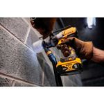 kit-dewalt-2-baterias-20v-max-5ah-e-carregador-bivolt-dcb205c2k-br_02