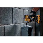 parafusadeira-e-furadeira-de-impacto-1-4-pol-dewalt-dcf7871d2-br-20v_03