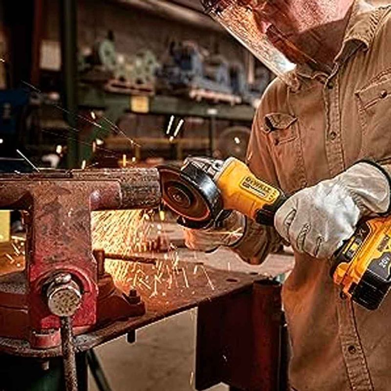esmerilhadeira-angular-de-4-1-2-pol-20v-dewalt-dcg413p2-br-com-2-baterias-e-carregador_04