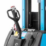 empilhadeira-eletrica-patolada-paletrans-pt1616-1600kg-1-6m-com-bateria-e-carregador_02
