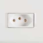 conjunto-montado-4x2-2-interruptor-simples-10a-e-tomada-2p-t-10a-250v-liz-tramontina-branco_03