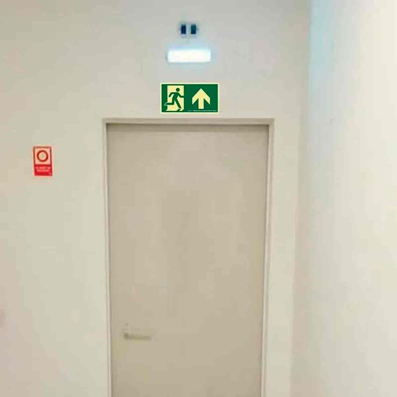 placa-de-sinalizacao-fotoluminescente-30x15cm-seta-reta-para-cima-sinalize_04.jpg