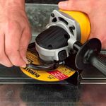 kit-esmerilhadeira-4-1-2-5-20v-dcg412m2-220v-com-2-baterias-4-0ah-carregador-e-bolsa-dewalt_04.jpg