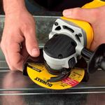 kit-esmerilhadeira-4-1-2-5-20v-dcg412m2-220v-com-2-baterias-4-0ah-carregador-e-bolsa-dewalt_05.jpg