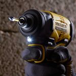 parafusadeira-de-impacto-1-4-pol-sbi810-stanley-com-2-baterias-carregador-e-maleta_04.jpg
