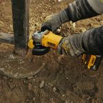 esmerilhadeira-4-1-2-pol-20v-dewalt-dcg408-2-baterias-carregador-bolsa_09